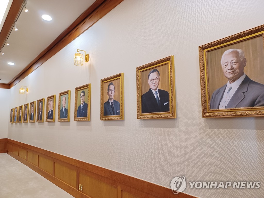 청와대 세종실 내 역대 대통령 초상화가 있는 모습입니다.