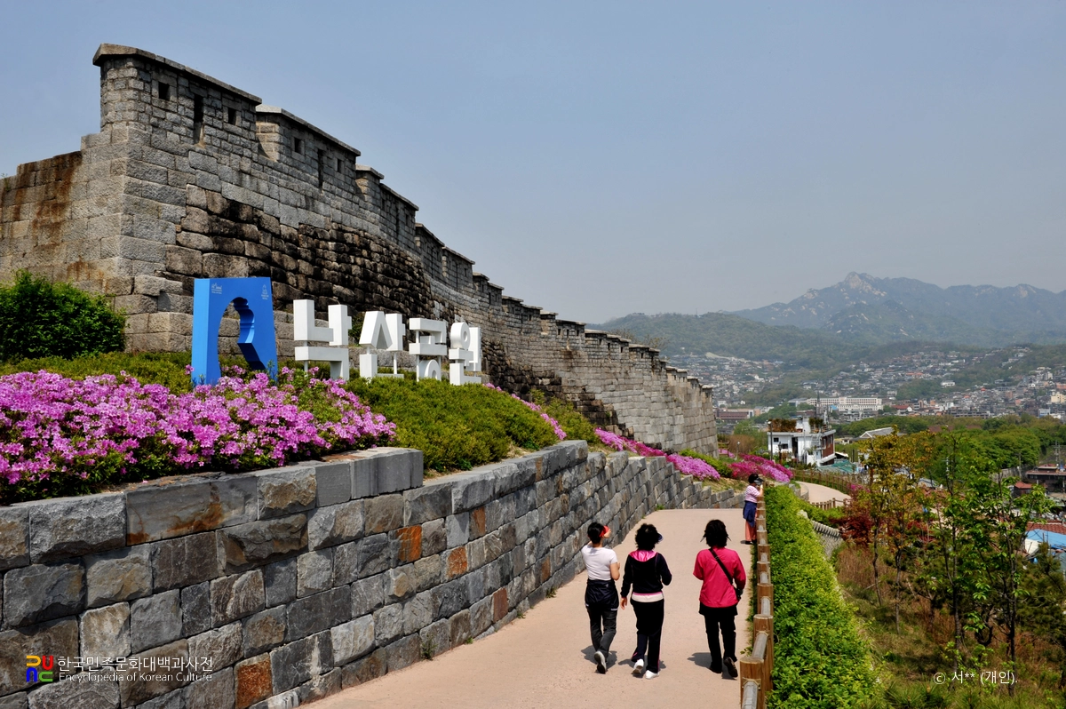 From the Camel-Back Ridge to Heunginjimun Gate: Reading Seoul's City Wall at Naksan Park