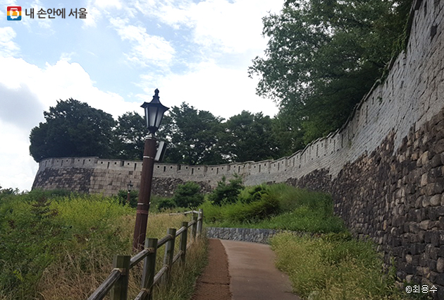 낙산구간의 한양도성 성벽입니다.
