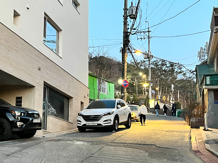 낙산공원으로 오르는 경사진 길입니다.