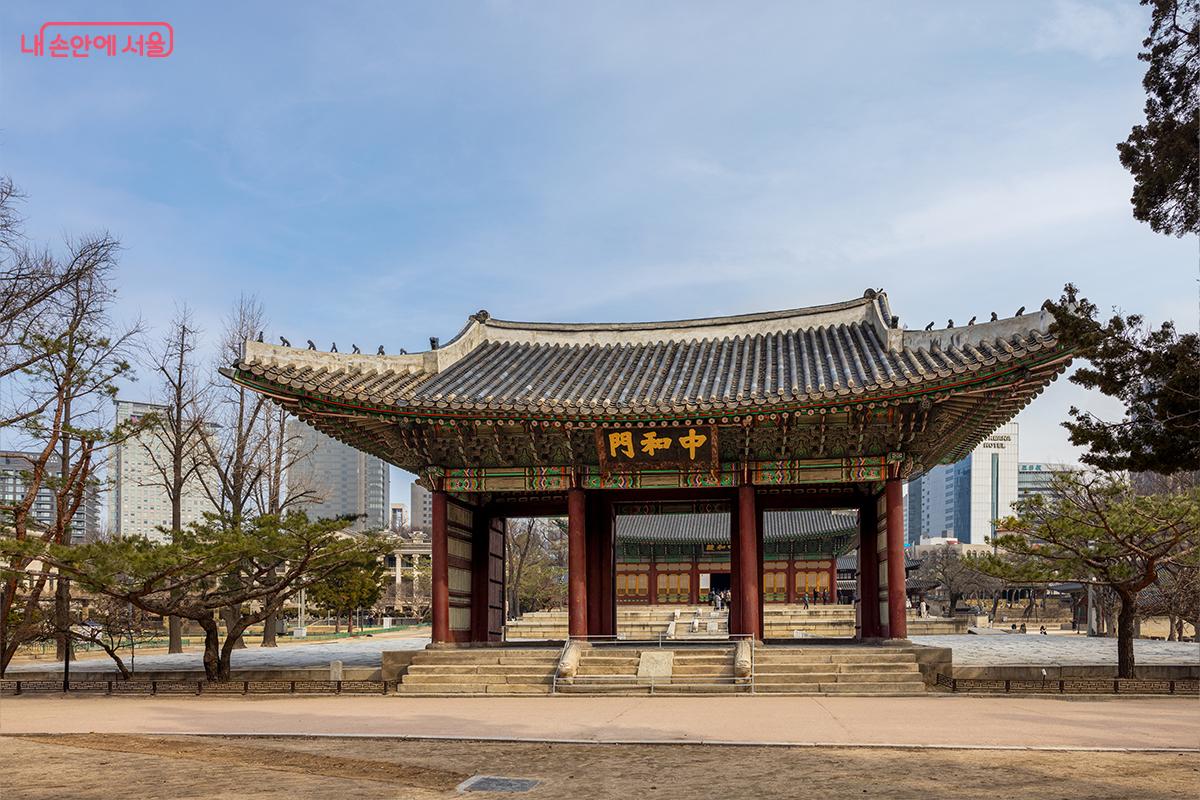 1904년 화재 뒤 다시 세워진 덕수궁 중화문입니다.