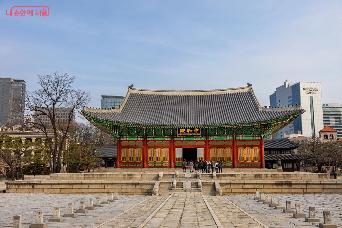 국가 의례와 외국 사신 접견이 열린 덕수궁 중화전입니다.