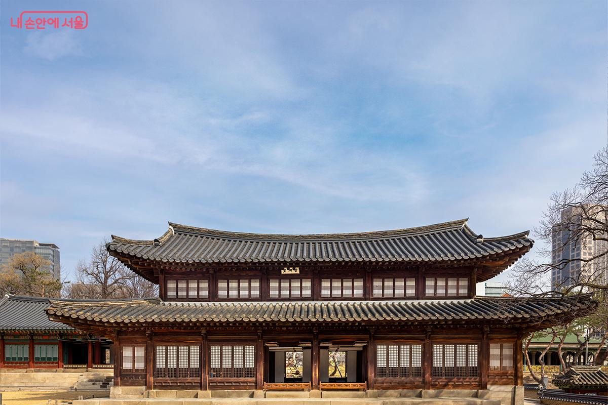 임진왜란 때 선조가 임시 거처로 사용한 덕수궁 석어당입니다.