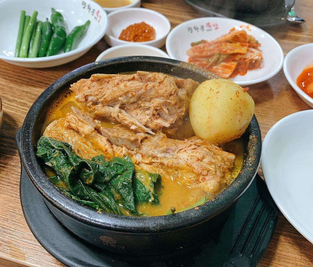 풍년뼈다귀해장국 관련 음식 사진입니다.