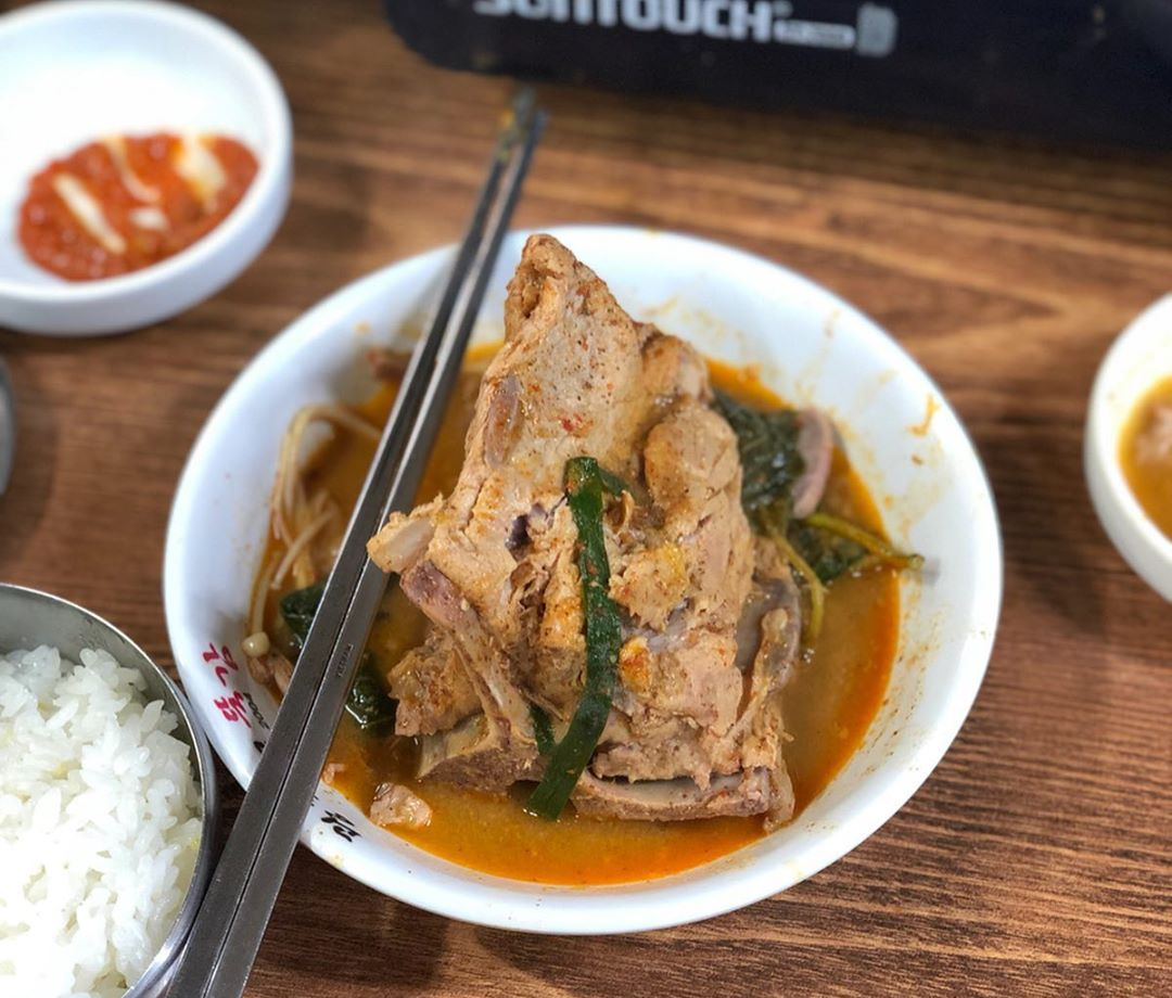 풍년뼈다귀해장국 관련 음식 사진입니다.