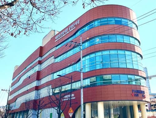 마장축산물시장 공영주차장을 보여 주는 사진입니다.