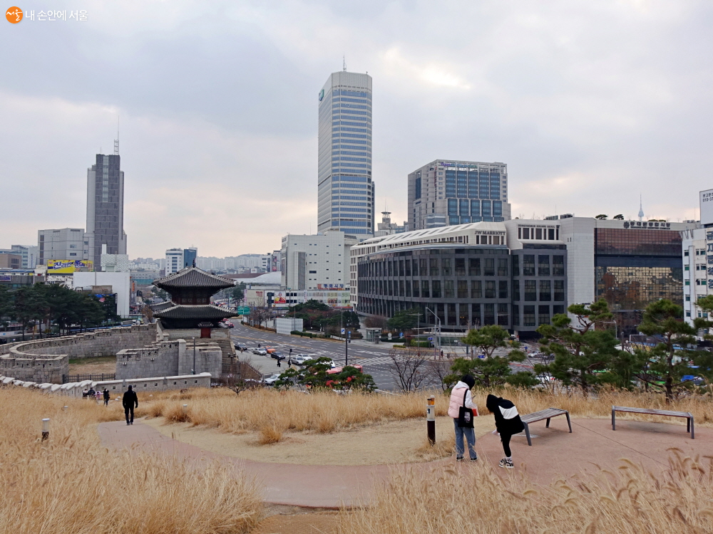 How to Put Together a Hanbok Outfit in Dongdaemun’s 1970 Fashion Production District
