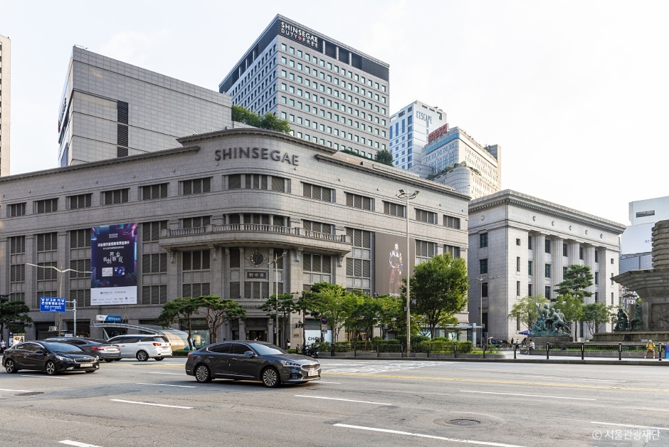 신세계백화점 본점 건물 전경입니다.
