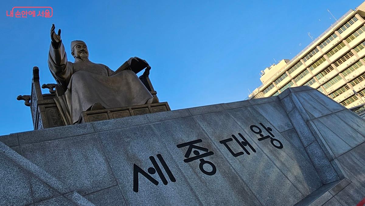 The 6.2-Meter Statue of King Sejong Facing North Toward Gwanghwamun: A 40-Minute Exploration of Hangul and Science