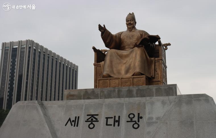 광화문광장의 세종대왕 동상입니다.