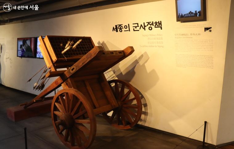 세종의 군사 정책으로 개발된 무기 신기전 전시입니다.