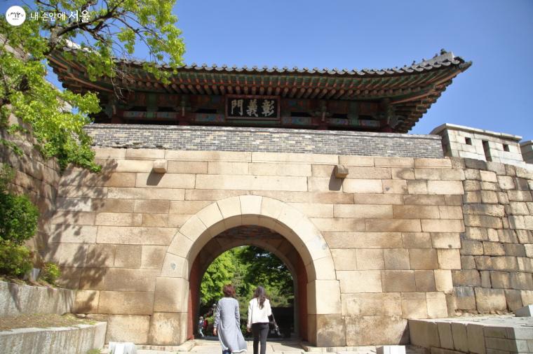 북악산 탐방의 출발점인 창의문 모습입니다.