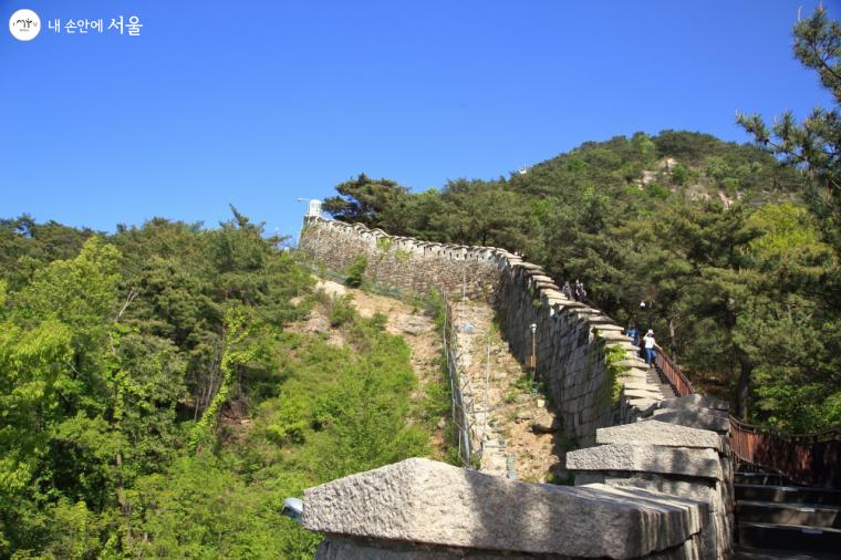 창의문 쪽 백악산 탐방로의 긴 계단 모습입니다.