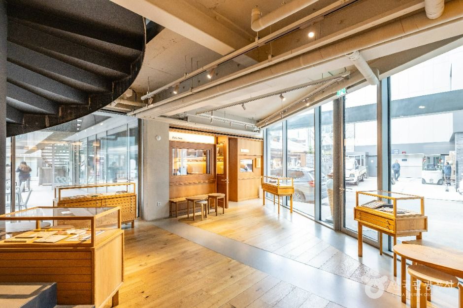 A Café and Performance Alley 2 Minutes from Exit 3 of Sangsu Station, Stretching Alongside the Danginri Power Plant