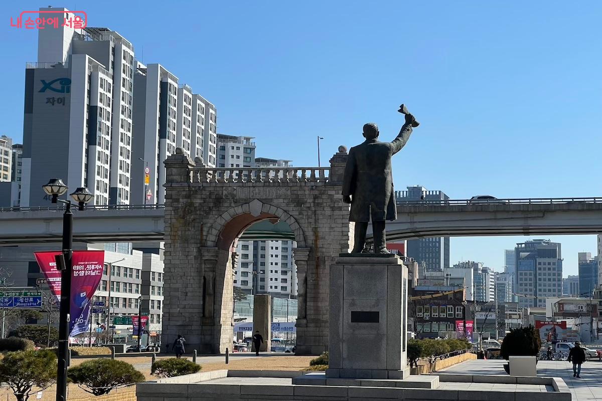 From Independence Gate to Sigumun Gate: The Two-Layered History of Seodaemun Independence Park