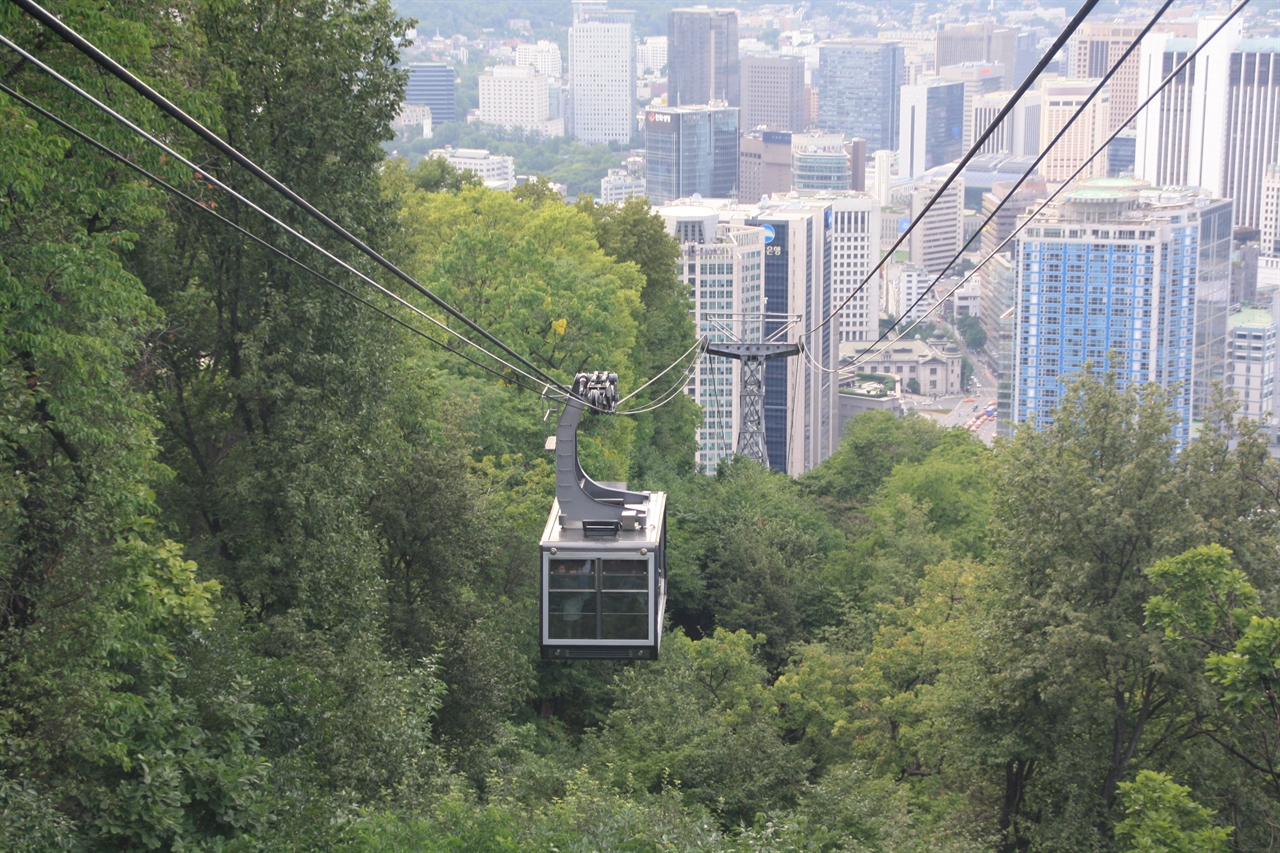 The Namsan Cable Car Climbs 605 m in 3 Minutes, Changing Seoul’s Elevation from Myeongdong