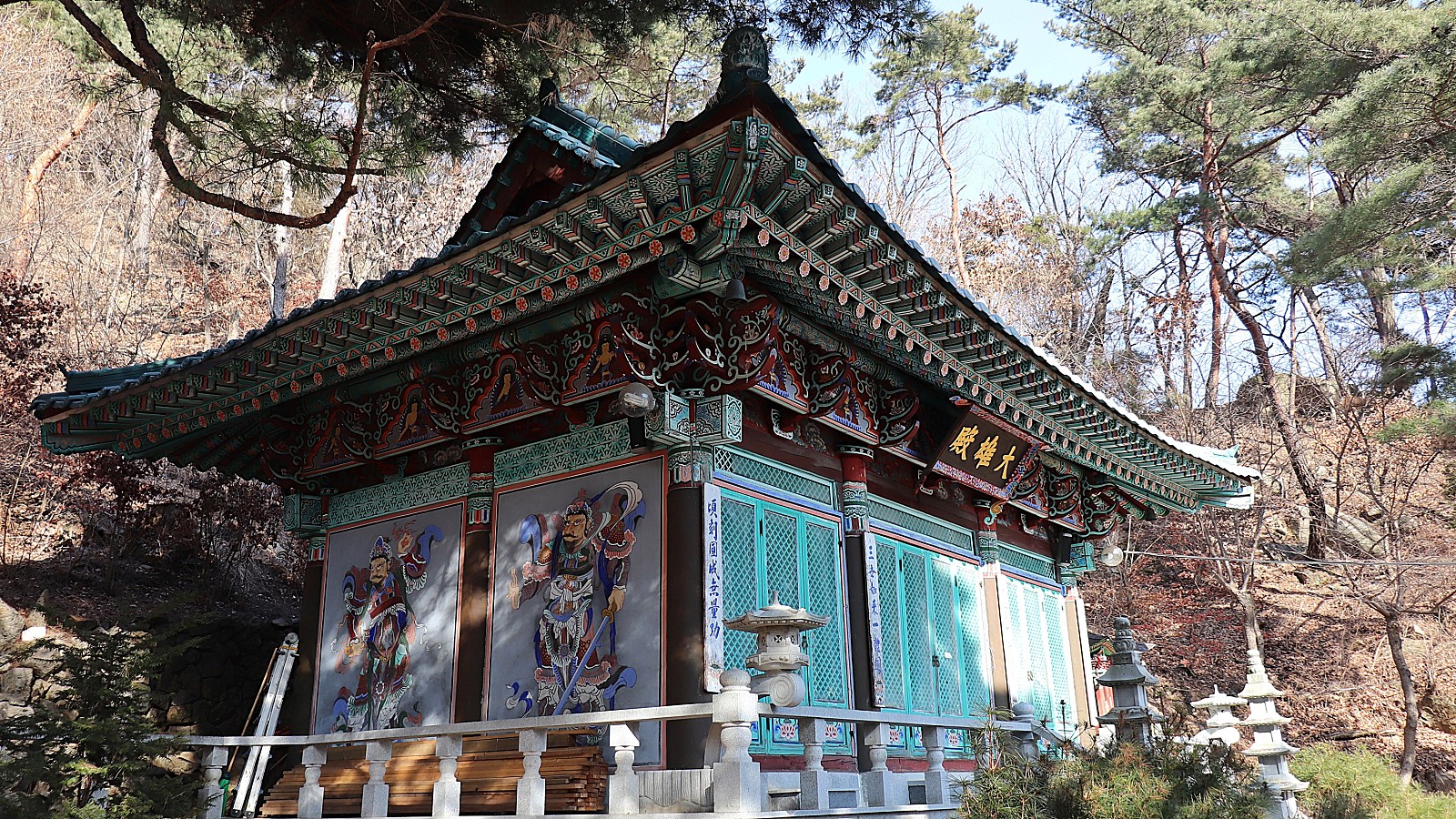 From Baengnyeonsa Temple to the Azalea Ridge: A 2.7 km Trail from a 1930 Mountain Temple to Bukhansan