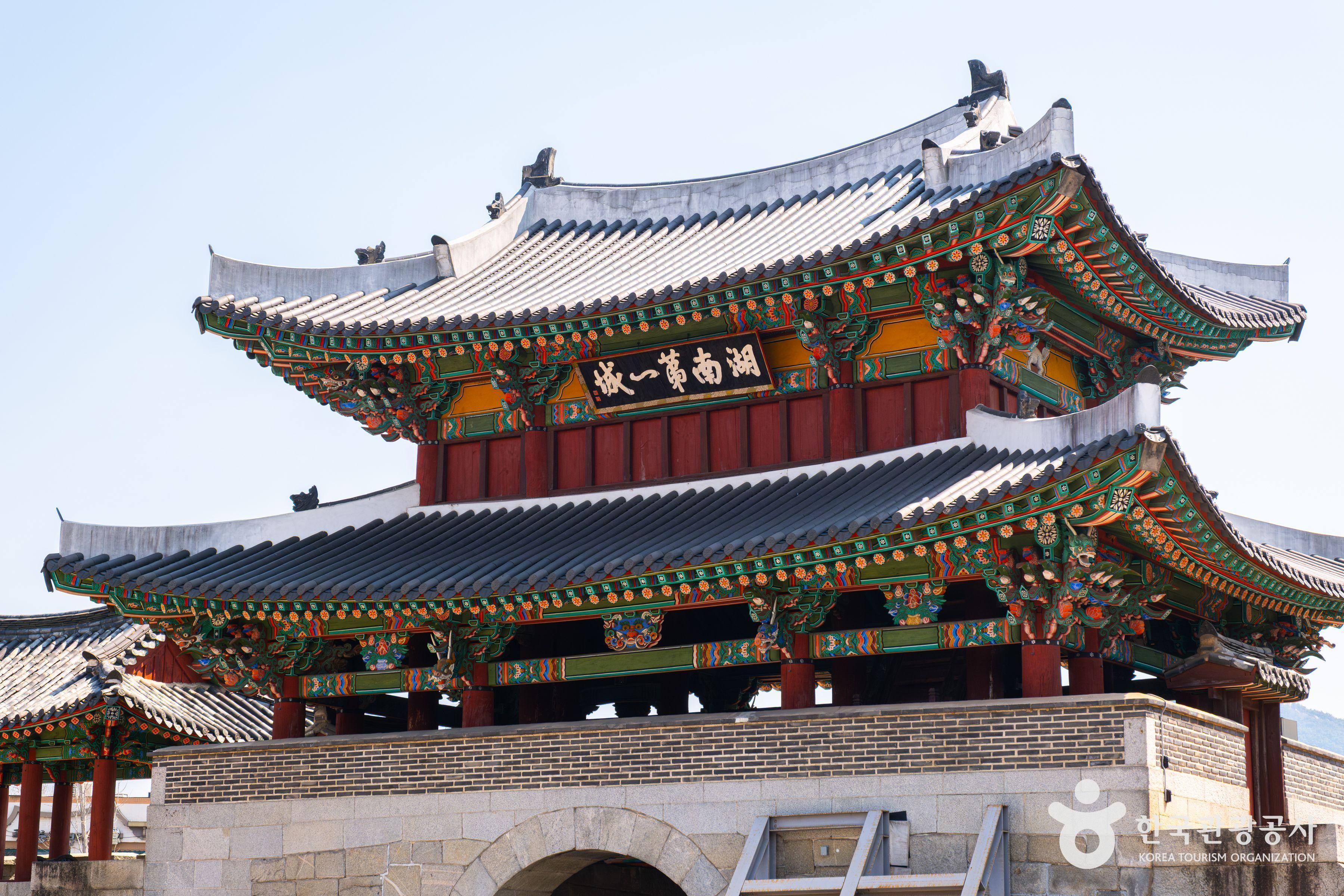 Jeonju Gyeonggijeon, where Taejo’s portrait and the Jeonju Archives remain within the same grounds