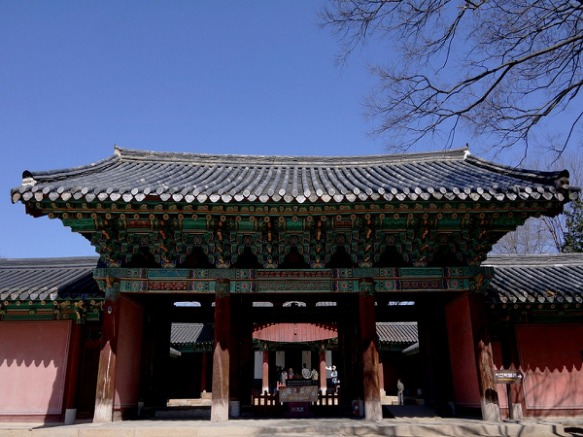 전주 경기전 경내 건물 모습입니다.