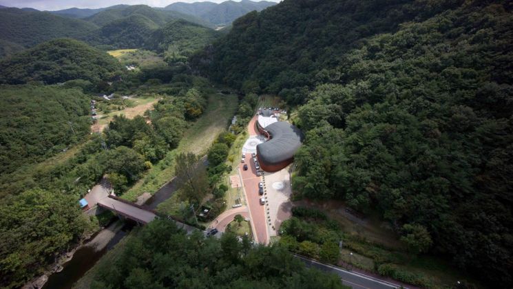 울산암각화박물관 건물입니다.
