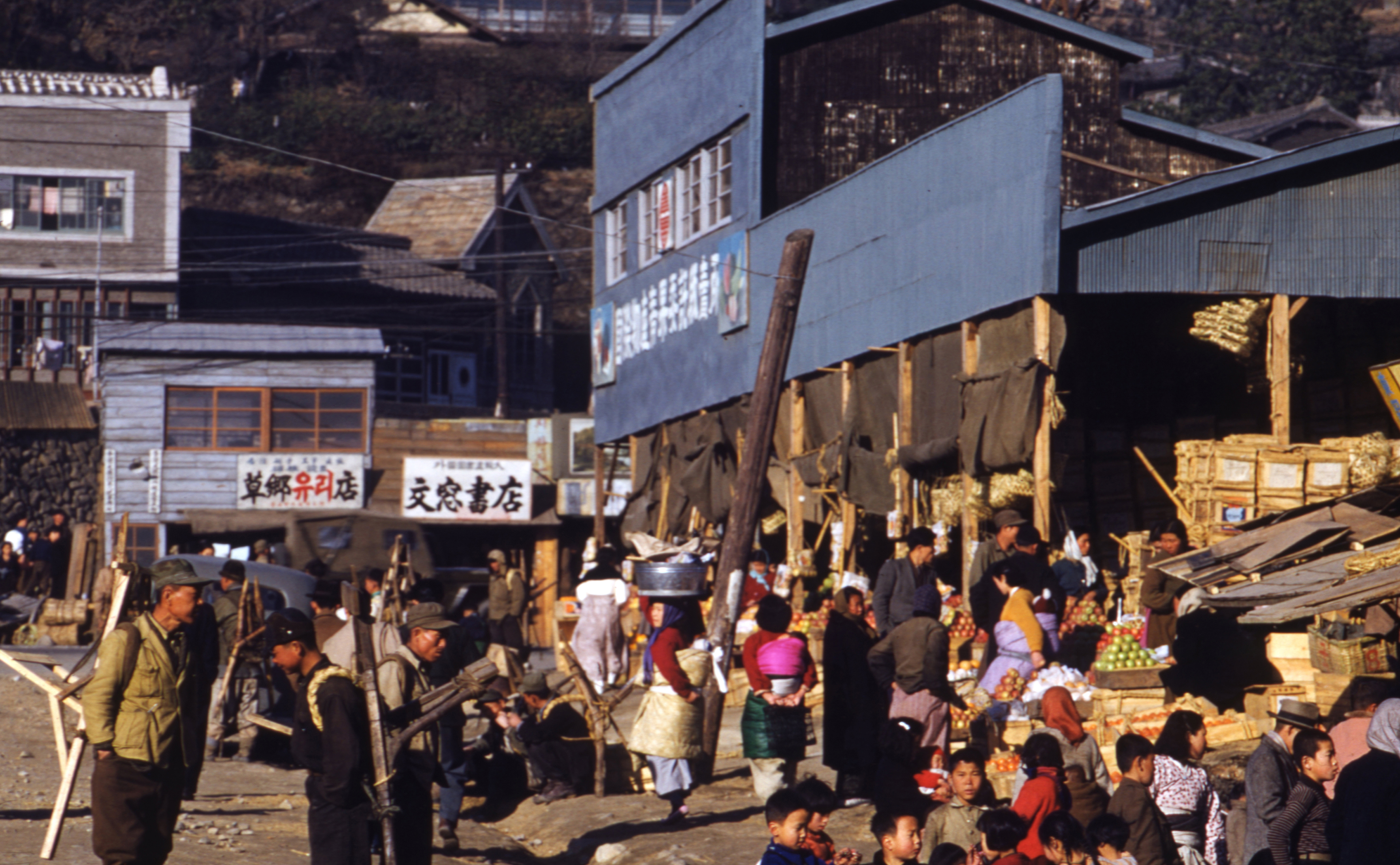 1953년 국제시장에서 보수동 방향을 바라본 기록사진입니다.