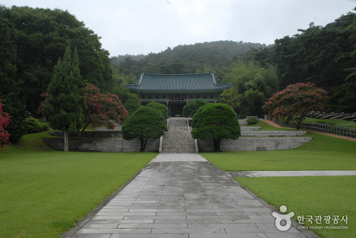 아산 현충사 경내의 문화유산 공간입니다.
