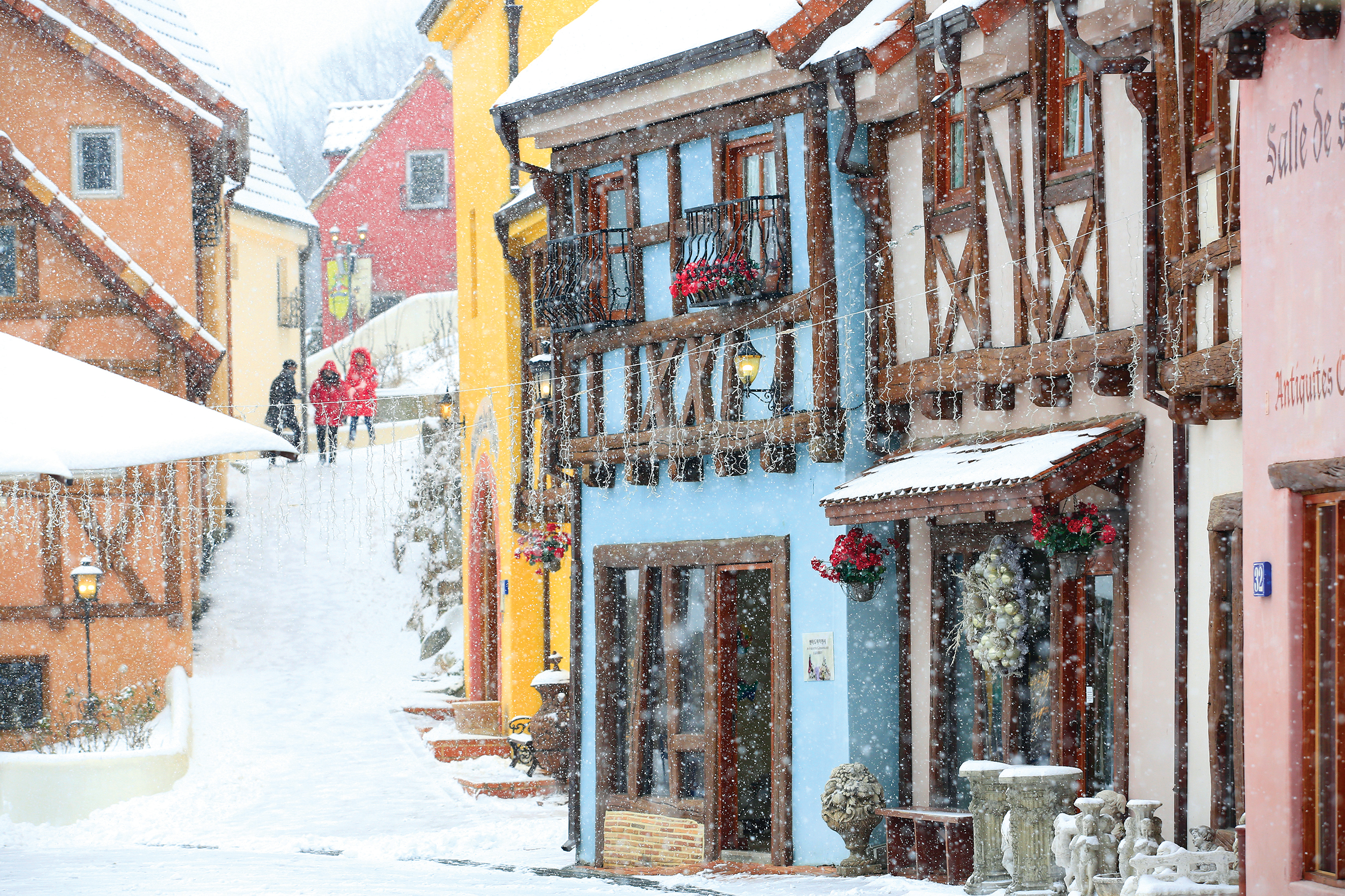 가평군 관광 페이지에 수록된 쁘띠프랑스 마을 사진입니다.