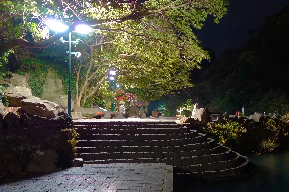 천지연폭포 산책로 전경입니다.