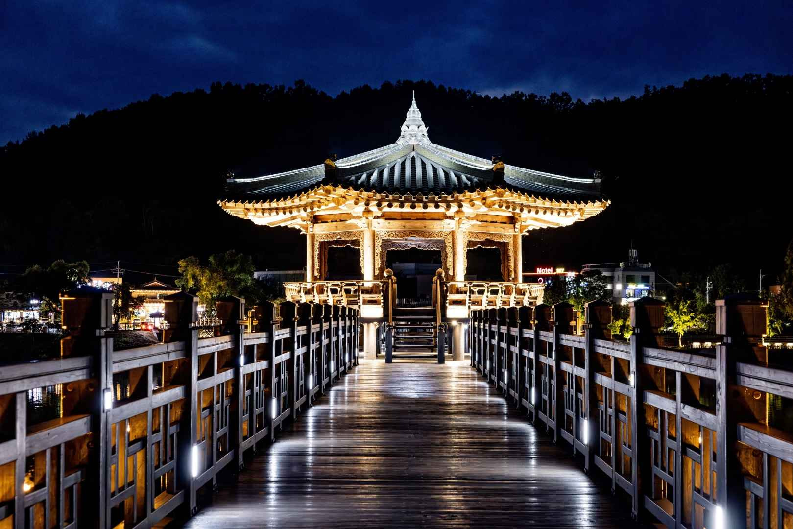 안동 월영교와 호수 주변 풍경입니다.