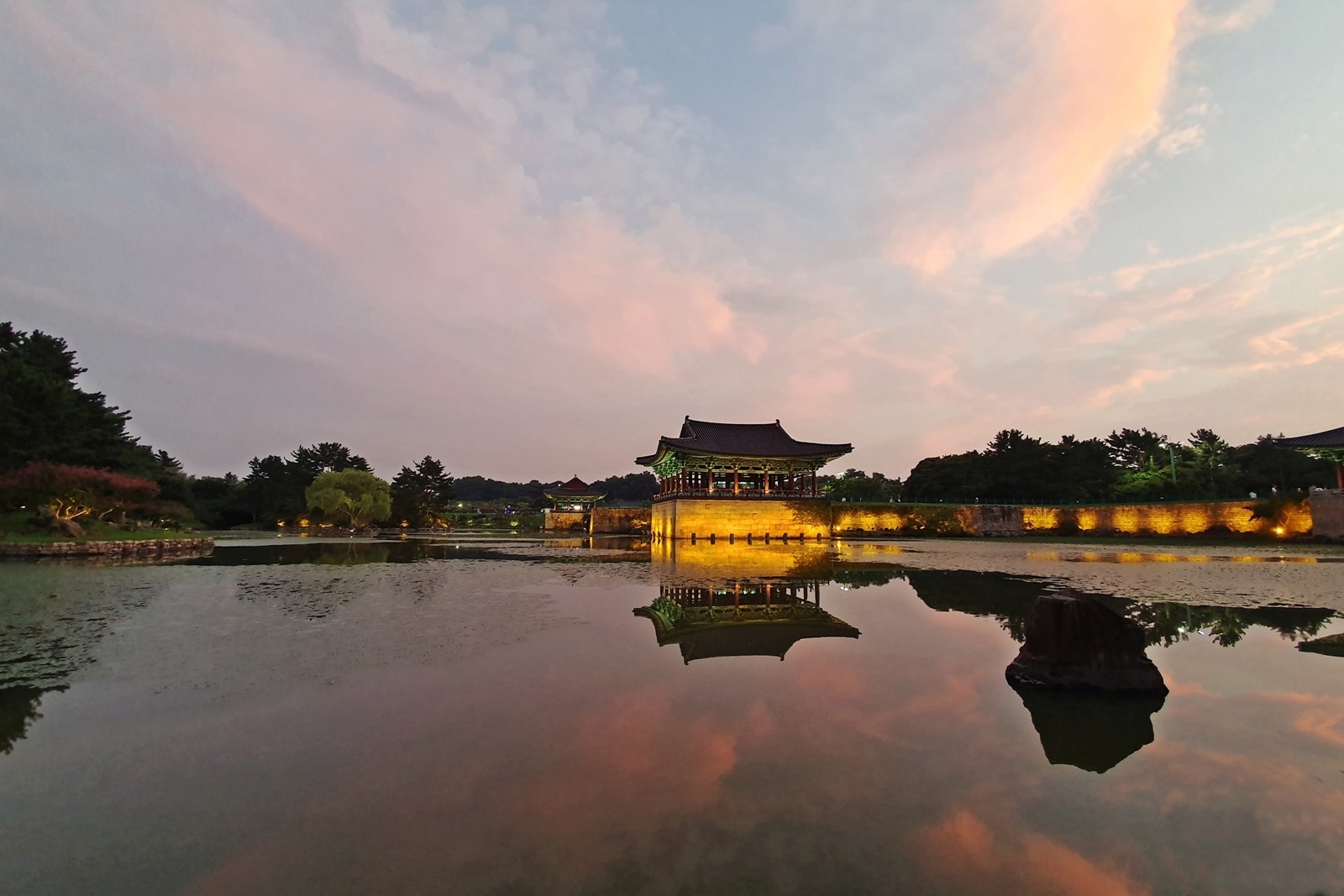 경주 동궁과 월지의 야간 조명 전경입니다.
