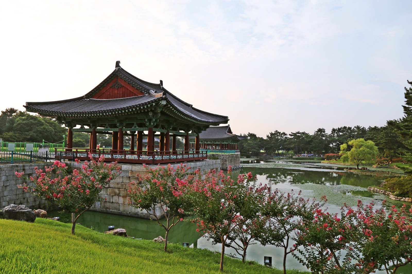 동궁과 월지의 연지와 주변 건물입니다.