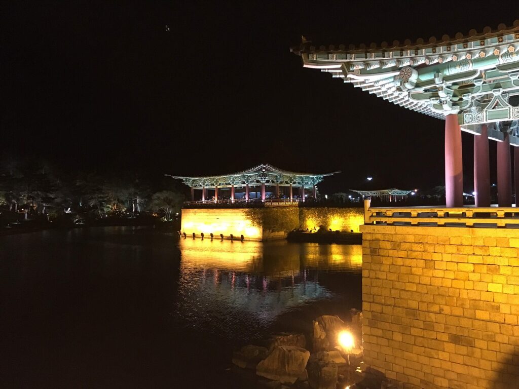 경주 동궁과 월지의 누각과 연못 야경입니다.