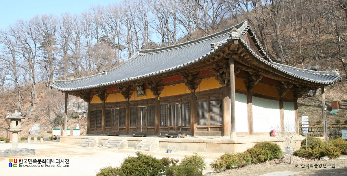 영주 부석사 무량수전의 정측면입니다.