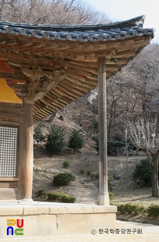 영주 부석사 무량수전의 처마와 활주입니다.