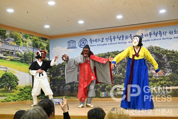 안동 하회마을 임시 공연장의 하회별신굿탈놀이 공연 모습입니다.