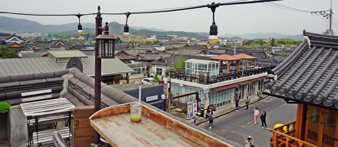 Why the Hanok Alley Beside Daereungwon’s Stone Wall Became Hwangnidan-gil