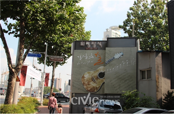 김광석길과 방천시장 일대를 다룬 기사에 실린 거리 사진입니다.