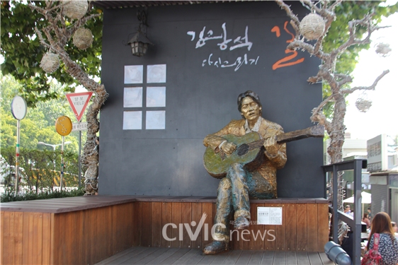 방천시장 인근 김광석길을 다룬 기사에 실린 현장 사진입니다.