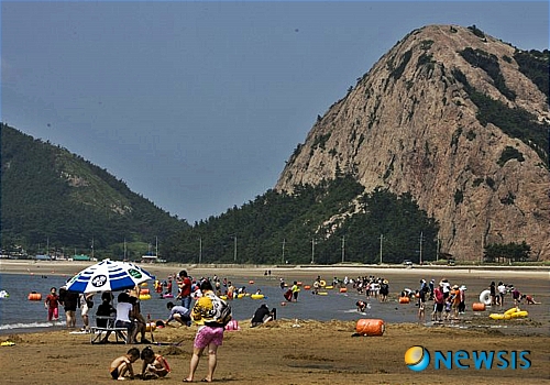 새만금방조제 신시도배수관문 주변 모습입니다.