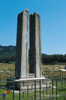 익산 미륵사지 당간지주 정측면입니다.