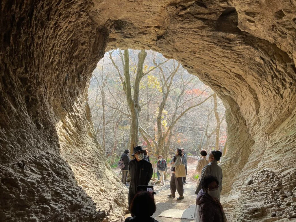 고창 선운산 도솔계곡의 진흥굴 모습입니다.