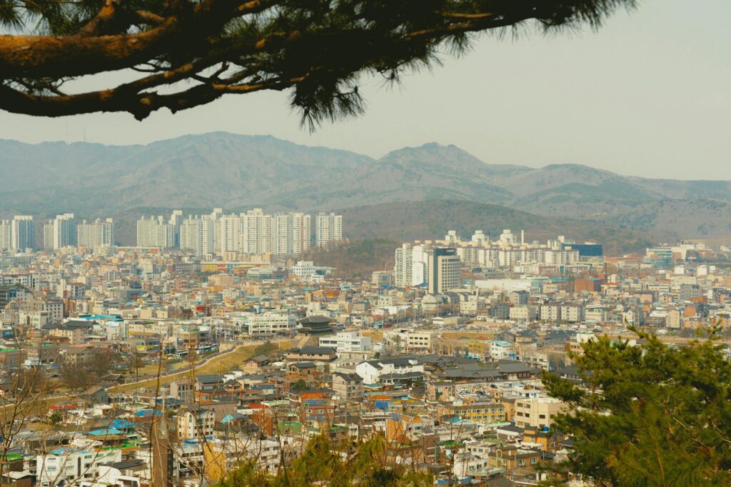 군산 근대역사거리 레트로 도시 여행 분위기를 담은 거리 풍경입니다.