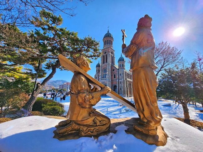 Jeondong Cathedral, where the red brick of the martyrdom site faces the tiled roofs of Gyeonggijeon