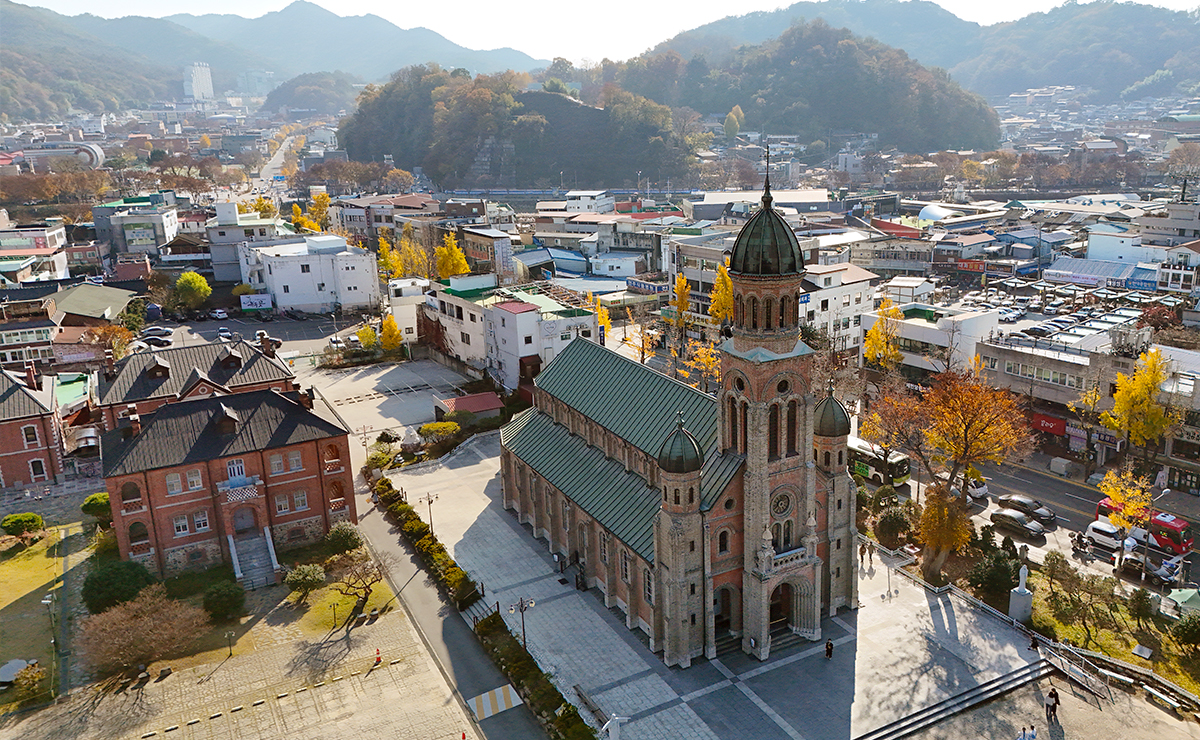 전주시 관광 페이지에 실린 전동성당 전경입니다.
