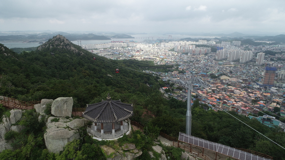목포 원도심을 조망하는 유달산 구간의 목포해상케이블카입니다.