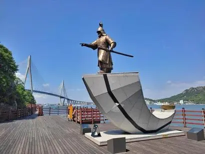 고하도와 이순신 장군의 인연을 알리는 이순신 장군 조각입니다.