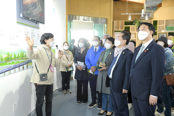 순천만국가정원 역사관 내부 개관 행사 모습입니다.