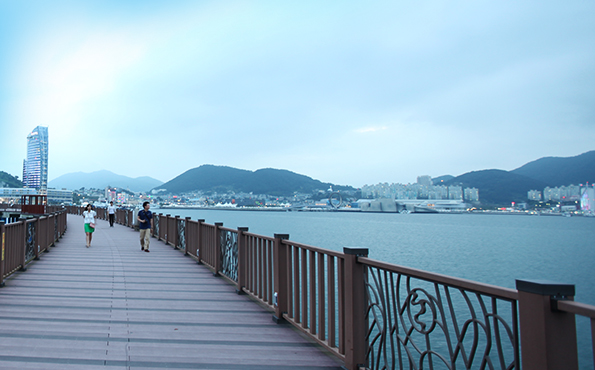 여수 오동도 섬 외곽 순환산책로를 걷는 사람들입니다.