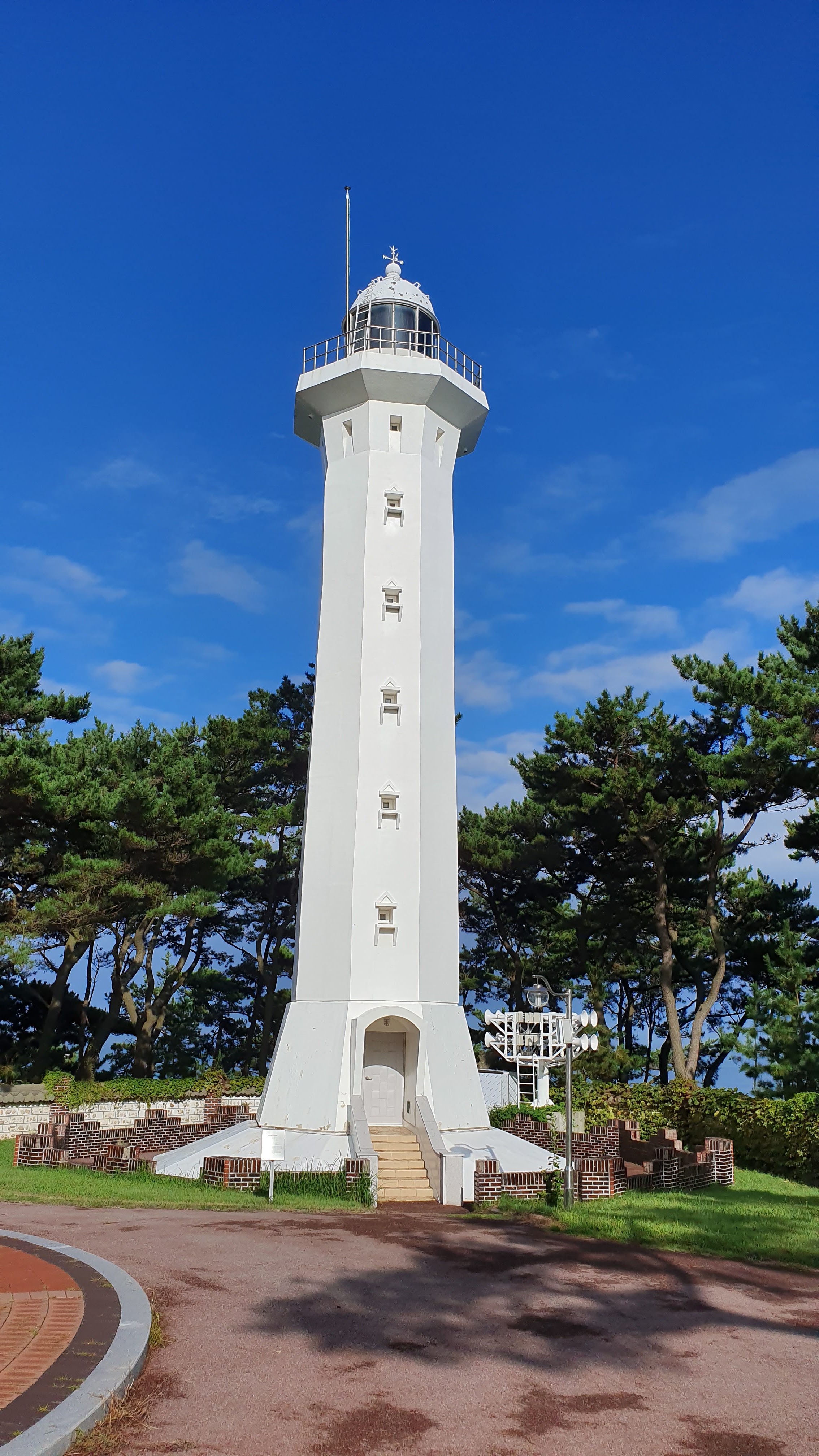 출렁다리 위에서 내려다본 동해 파도와 바위섬입니다.