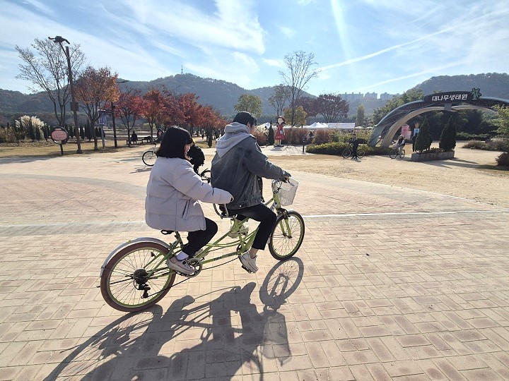 태화강 국가정원 산책 구간을 이용하는 방문객들입니다.